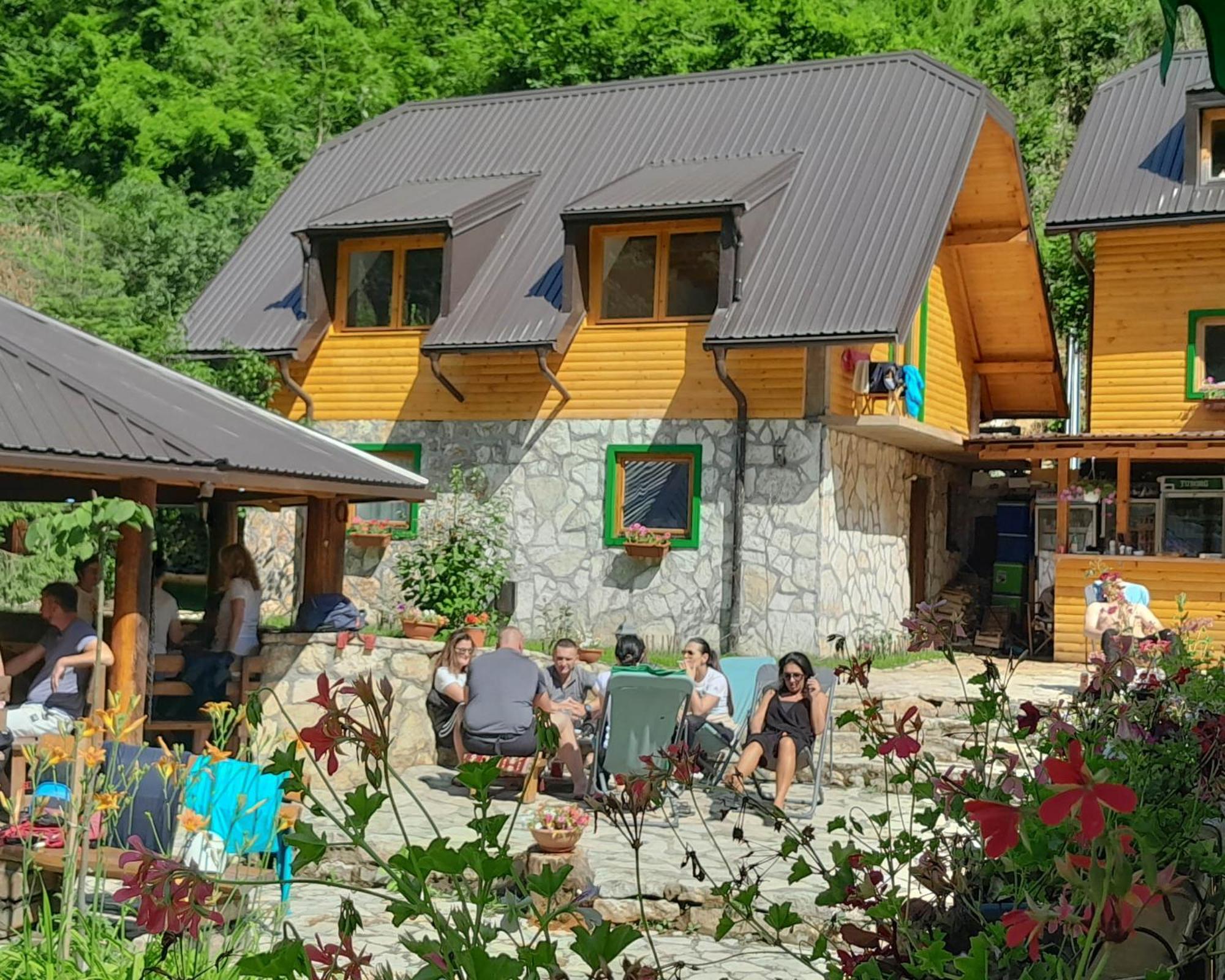 Rafting Camp Encijan Hotel Foca Exterior photo